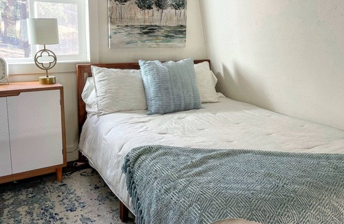 Woodland Park Ski Chalet | New- Cozy, renovated mountain retreat w/ fireplace