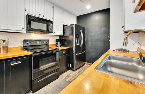 Hewitt House | New Cozy Retreat Located 15 Minutes to Waco