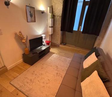 Croix Rousse Apartment | NEW - Croix Roussienne at night
