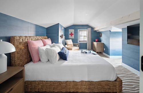 Newburyport Hotel | New Crow’s Nest Ocean View l Downtown l Queen Suite
