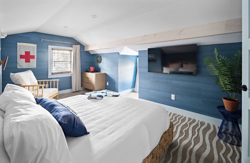 Newburyport Hotel | New Crow’s Nest Ocean View l Downtown l Queen Suite