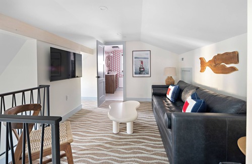 Newburyport Hotel | New Crow’s Nest Ocean View l Downtown l Queen Suite