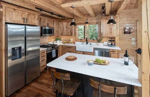 Searsburg Ski Chalet | New Custom Log Home 3BR, Loft, 2.5 Bath, Sleeps 8