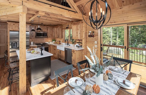 Searsburg Ski Chalet | New Custom Log Home 3BR, Loft, 2.5 Bath, Sleeps 8