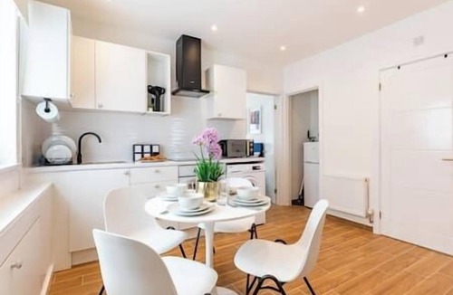 Plumstead Apartment | New! Delightful 2BR Flat in Woolwich