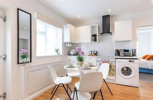 Plumstead Apartment | New! Delightful 2BR Flat in Woolwich