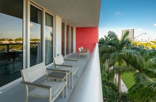Hallandale Beach Resort | New Deluxe 2 Bed / 2 Bath Deluxe in Hallandale Beach