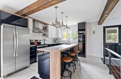 Dollard-des-Ormeaux House | New design house friendly and calmer area