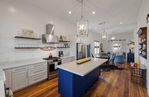 Brenham House | NEW! Designer Farm Getaway/Mins to Brenham/Private Pond + Playscape!