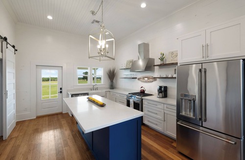 Brenham House | NEW! Designer Farm Getaway/Mins to Brenham/Private Pond + Playscape!