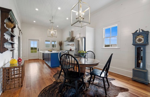 Brenham House | NEW! Designer Farm Getaway/Mins to Brenham/Private Pond + Playscape!
