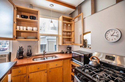 East Central Condo | New distinctive historical unit from 5 Star Host