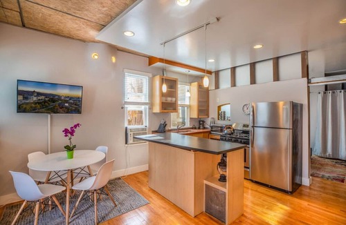 East Central Condo | New distinctive historical unit from 5 Star Host