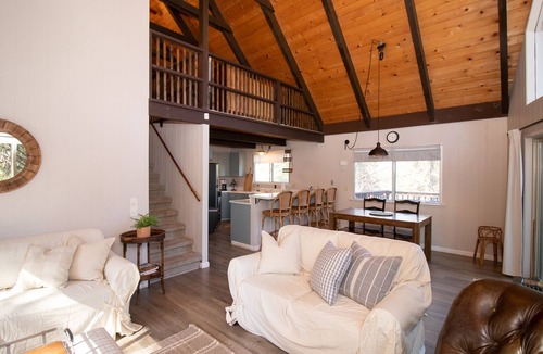Arnold Cabin | *New* Dog friendly Classic A-frame Cabin with A/C