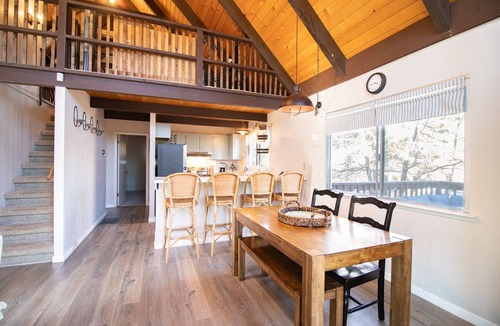 Arnold Cabin | *New* Dog friendly Classic A-frame Cabin with A/C