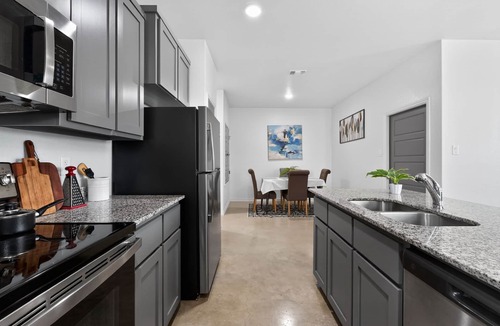 Temple House | New! Dog-Friendly Modern 3BR Near DT/Med Ctr!