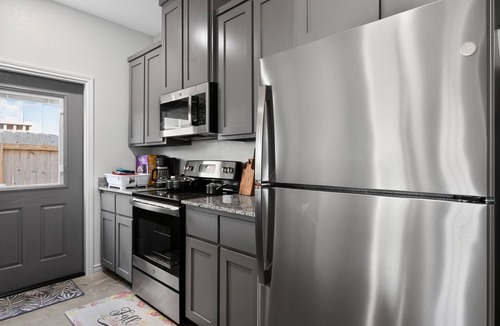 Temple House | New! Dog-Friendly Modern 3BR Near DT/Med Ctr!