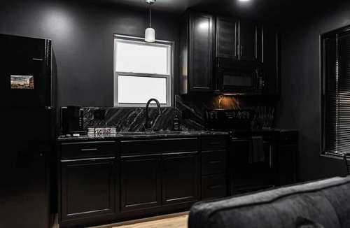 Bristol House | *NEW* Downtown* Hot Tub* Ping Pong