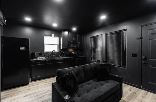 Bristol House | *NEW* Downtown* Hot Tub* Ping Pong