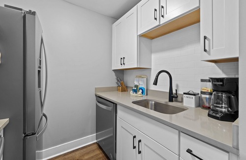 North Capitol Condo | NEW! Downtown Jive: 1BR Riverfront Condo Sleeps 4