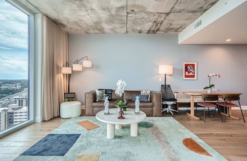 Rainey Street Historic District Condo | New Downtown Luxury Condo: high floor, corner unit, rooftop pool,