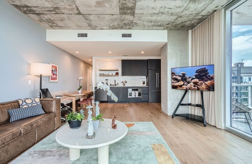 Rainey Street Historic District Condo | New Downtown Luxury Condo: high floor, corner unit, rooftop pool,