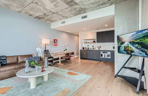 Rainey Street Historic District Condo | New Downtown Luxury Condo: high floor, corner unit, rooftop pool,