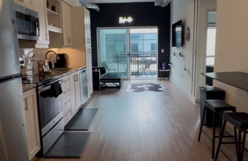 Sobro Apartment | ~NEW~ Downtown Nashville! Walk to Broadway + FREE parking Balcony Pool