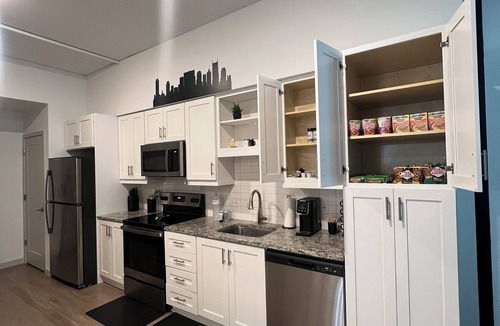 Sobro Apartment | ~NEW~ Downtown Nashville! Walk to Broadway + FREE parking Balcony Pool