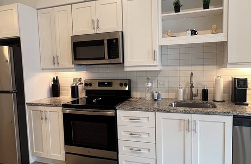 Sobro Apartment | ~NEW~ Downtown Nashville! Walk to Broadway + FREE parking Balcony Pool