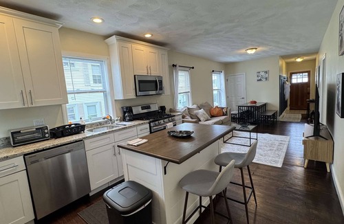 Salem Apartment | NEW Downtown Salem Retreat 3BD W/Parking