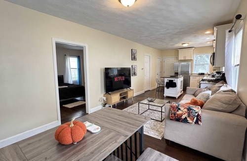 Salem Apartment | NEW Downtown Salem Retreat 3BD W/Parking