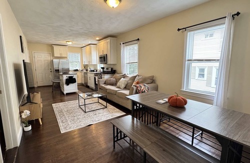 Salem Apartment | NEW Downtown Salem Retreat 3BD W/Parking