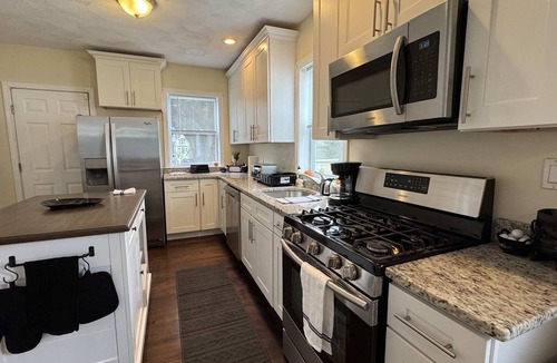 Salem Apartment | NEW Downtown Salem Retreat 3BD W/Parking