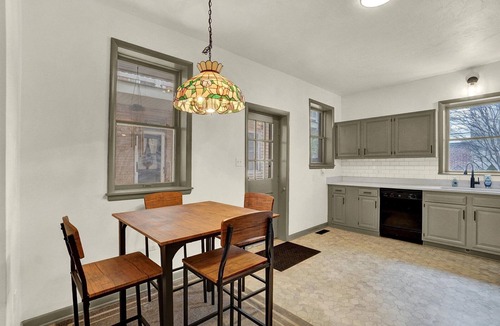 York House | NEW Downtown York 2B Getaway. Modern Comfort.