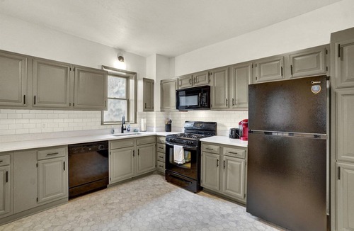 York House | NEW Downtown York 2B Getaway. Modern Comfort.