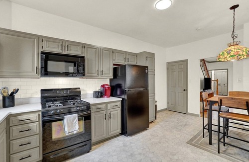 York House | NEW Downtown York 2B Getaway. Modern Comfort.