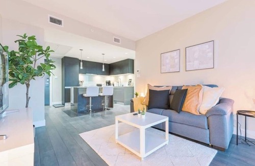 Victoria Park Apartment | NEW! DT Views | UG Parking | Mins to Saddledome