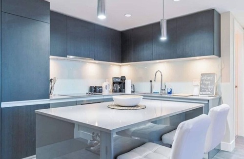Victoria Park Apartment | NEW! DT Views | UG Parking | Mins to Saddledome