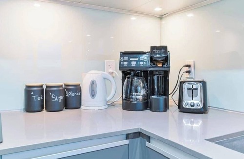 Victoria Park Apartment | NEW! DT Views | UG Parking | Mins to Saddledome