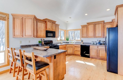 Mammoth Creek Cabin | NEW Duck Creek ⛰ Escape w/View+AC! ~30 mi. Bryce/Zion