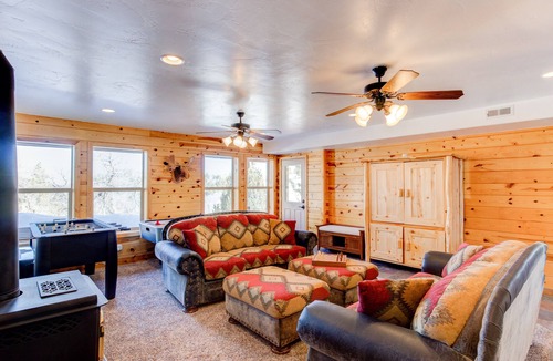 Mammoth Creek Cabin | NEW Duck Creek ⛰ Escape w/View+AC! ~30 mi. Bryce/Zion