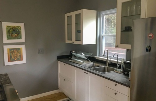 Forest Knolls Apartment | New Earth Treehouse Studio with Full Kitchen & Own Deck