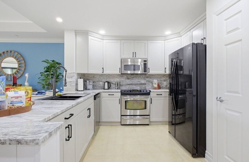 Reunion Condo | New! Epic Cabana Court Luxe Retreat