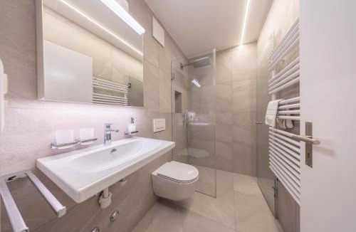 Champfer Apartment | New Exclusive Studio with eFireplace, Pool & Sauna