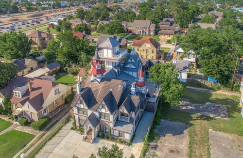 South Central Houston Villa | NEW! Expansive Houston Villa w/ Private Oasis