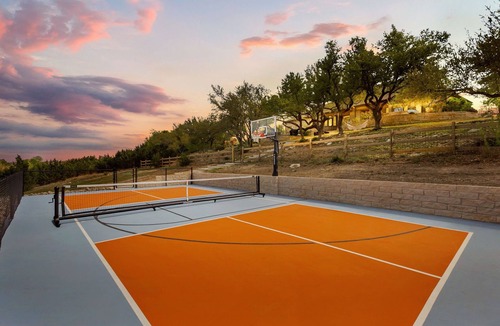 Dripping Springs House | NEW! Family & Group Oasis Pickleball Pool Hot Tub Playset Sleeps 18