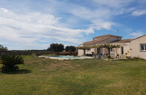Aigues-Mortes Villa | New: Family home in a relaxing setting surrounded by vineyards