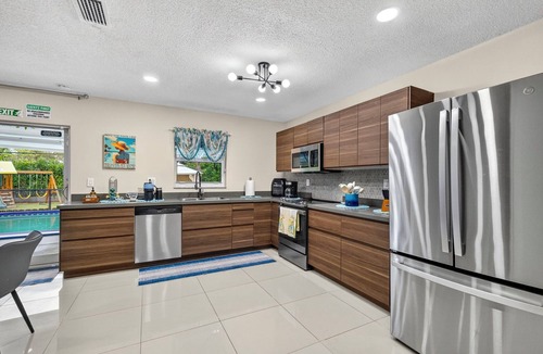 Fort Lauderdale House | New Family Villa, Heated Pool, Playground, Fire Pit near Beach.