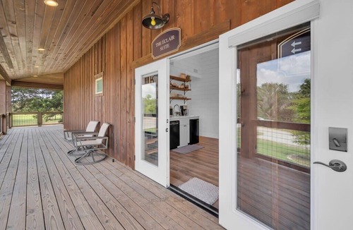 Waco Villa | New Farm Stay - The Eclair Suite